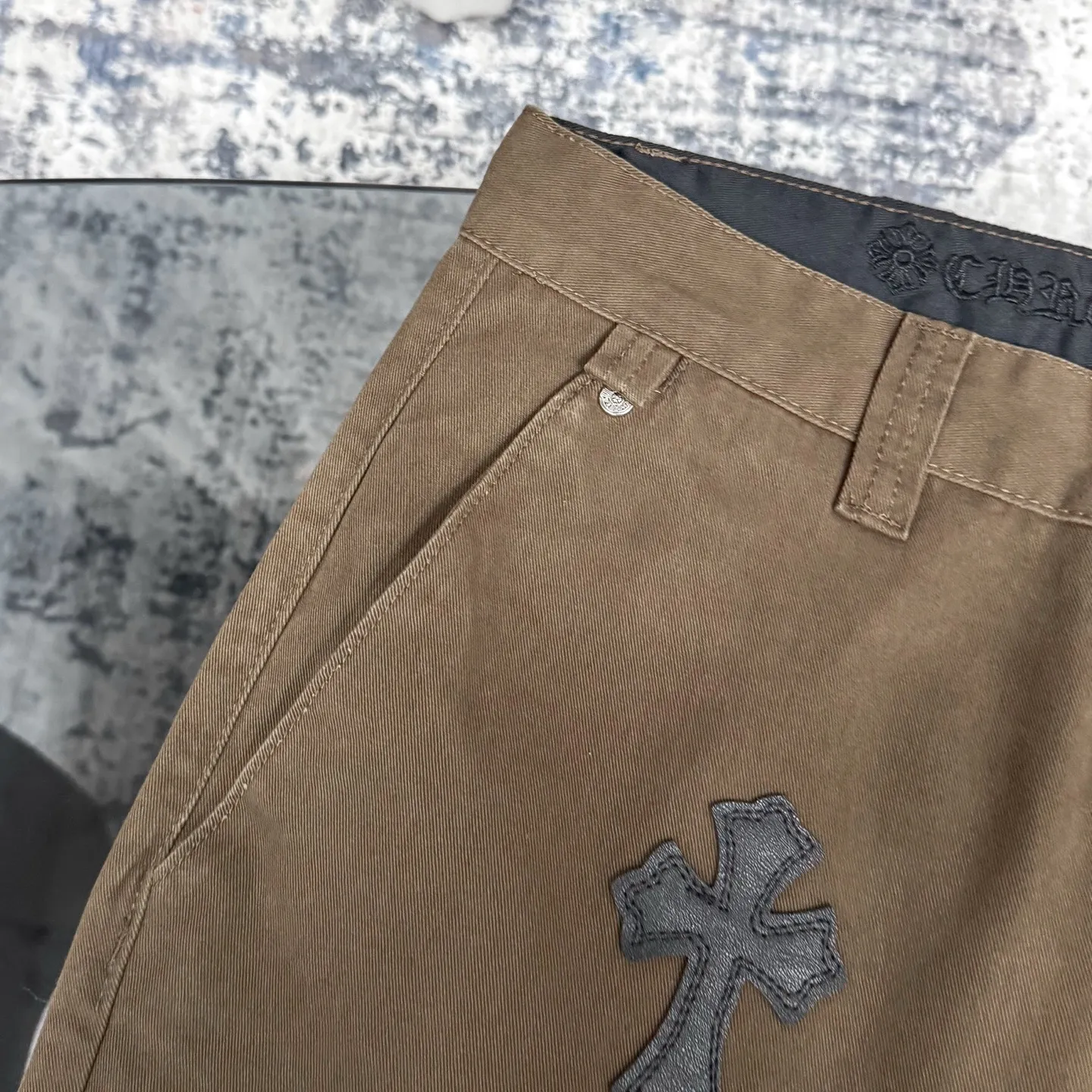 P260 Chrome Hearts/Chrome Hearts leopard print checkerboard horsehair cross patch leather jeans - Full of exploring the ultimate in fashion, Chrome Hearts' new Chrome Hearts pants cleverly integrate camouflage cross, checkerboard horsehair cross and other elements to break the traditional boundaries. The clever fusion of Mattyboy’s same style, overalls and khaki jeans brings endless matching inspiration to fashionistas.  This pair of Croxin overalls not only presents a unique retro style, but also combines comfort and sophistication with its wide-leg, loose design. The mid-high waist design matches a lazy and casual style, which not only makes the legs longer but also maintains a casual feel, it is a must-have fashion choice for trendy men and trendy women.  Brown overalls are unique in leather matching and color selection, making them the leader among overalls. Chrome Hearts' khaki cross chino casual pants have a prince-like aristocratic feel. The pants have 40 panels of leather and full texture. The W34 size is perfectly presented and has become the focus of the forefront of fashion. Whether it's for daily wear or a trendy try, these pants can bring you an excellent fashion experience.  Color: brown Size: 28 30 32 34 corresponding size s-xl